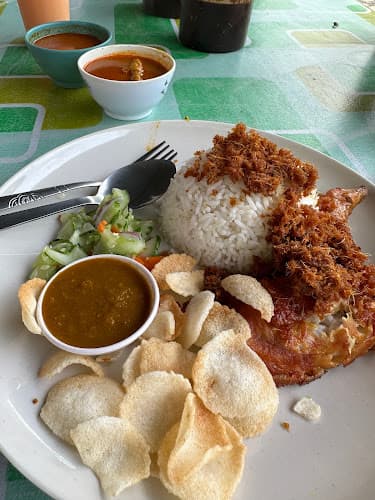 Along Nasi Kukus Ayam Goreng Berempah