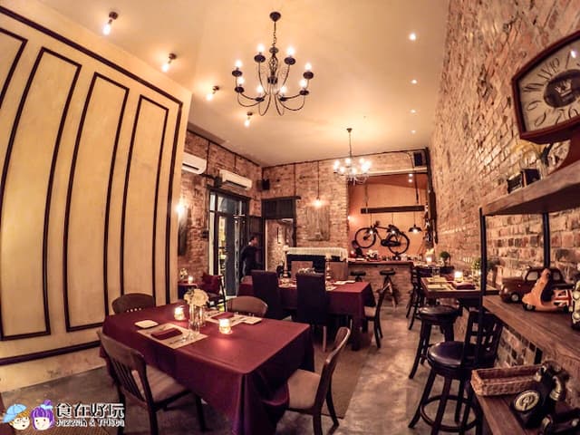Monsieur Bar & Restaurant